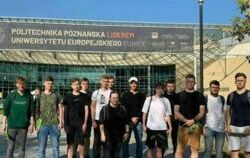 Zdjęcie do Maturzyści w centrum wykładowym Politechniki...
