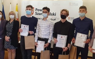 Zdjęcie do Wręczenie nagr&oacute;d w konkursie &quot;Moja mała ojczyzna &ndash; Powstanie Wielkopolskie oczami uczni&oacute;w, nauczycieli, rodzic&oacute;w i dziadk&oacute;w&quot;