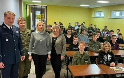 Zdjęcie do O nietypowej stronie pracy w policji - spotkanie z młodszym inspektorem  Panem Pawłem Kubisiem