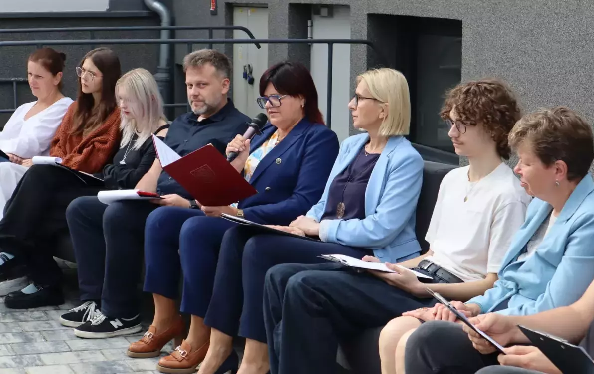 Zdjęcie do &quot;Narodowe czytanie&quot; w Szkole na Leśnej
