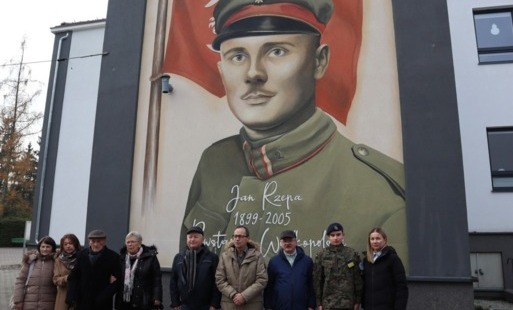Zdjęcie do Uroczystość odsłonięcia muralu porucznika Jana Rzepy