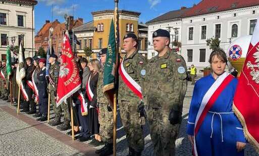 Zdjęcie do Kadeci OPW reprezentują naszą szkołę podczas uroczystej przysięgi zorganizowanej przez Dow&oacute;dztwo 12 Wielkopolskiej Brygady Obrony Terytorialnej.